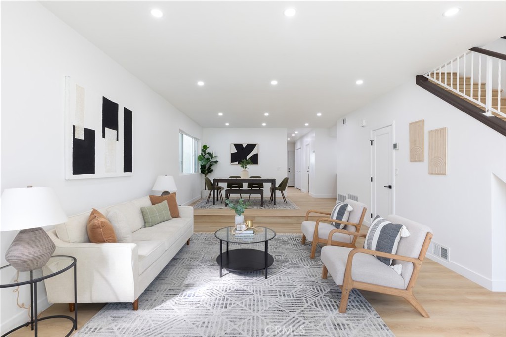 339 Winslow Avenue Long Beach, CA 90814 - Photo 6 of 50 Living Room