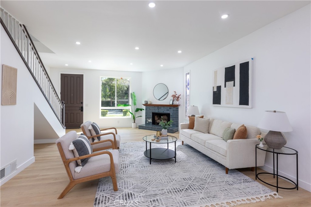 339 Winslow Avenue Long Beach, CA 90814 - Photo 7 of 50 Natural daylight abounds