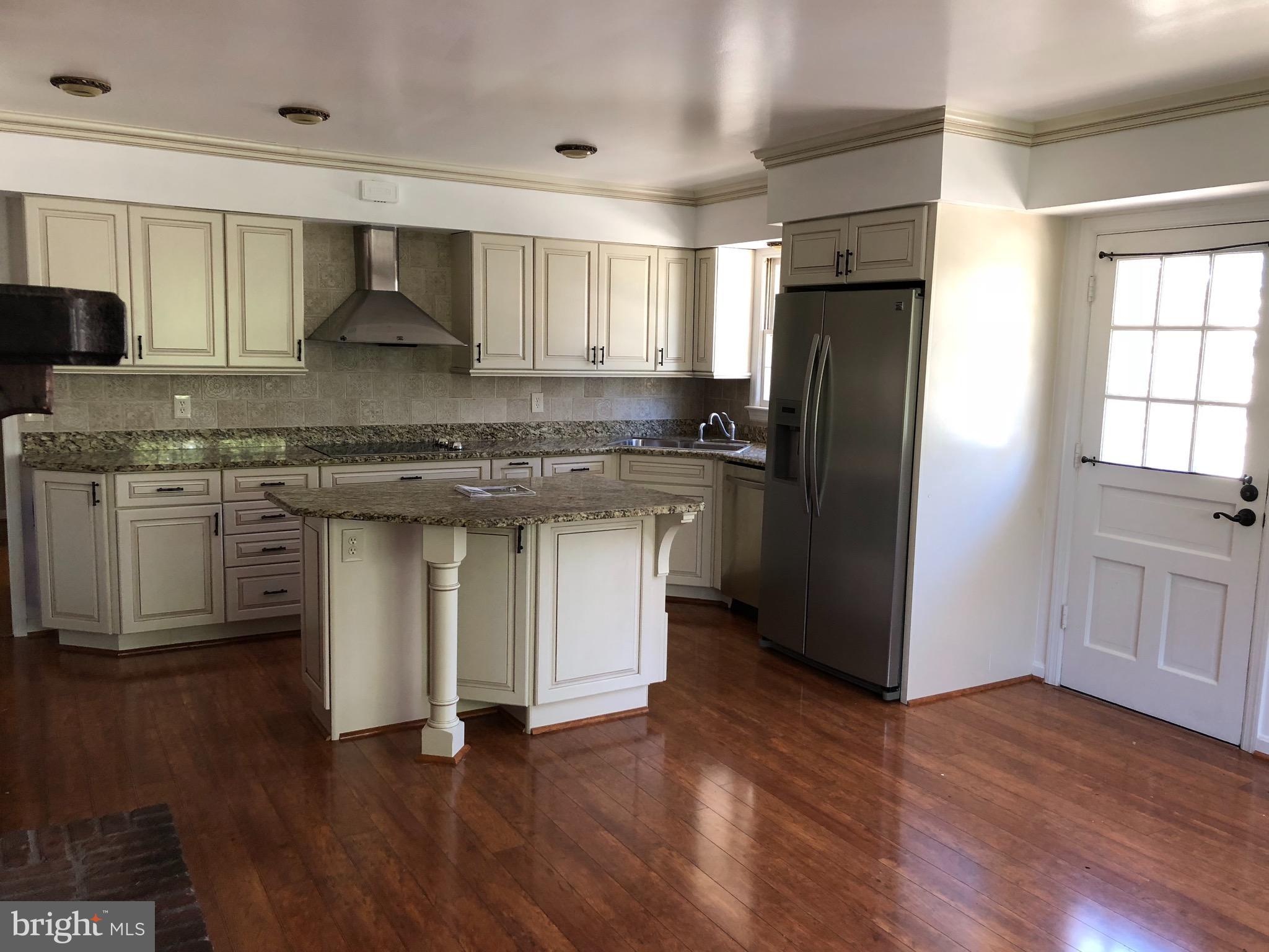 8504 Fort Hunt Road Alexandria, VA 22308 - Photo 2 of 28 Kitchen