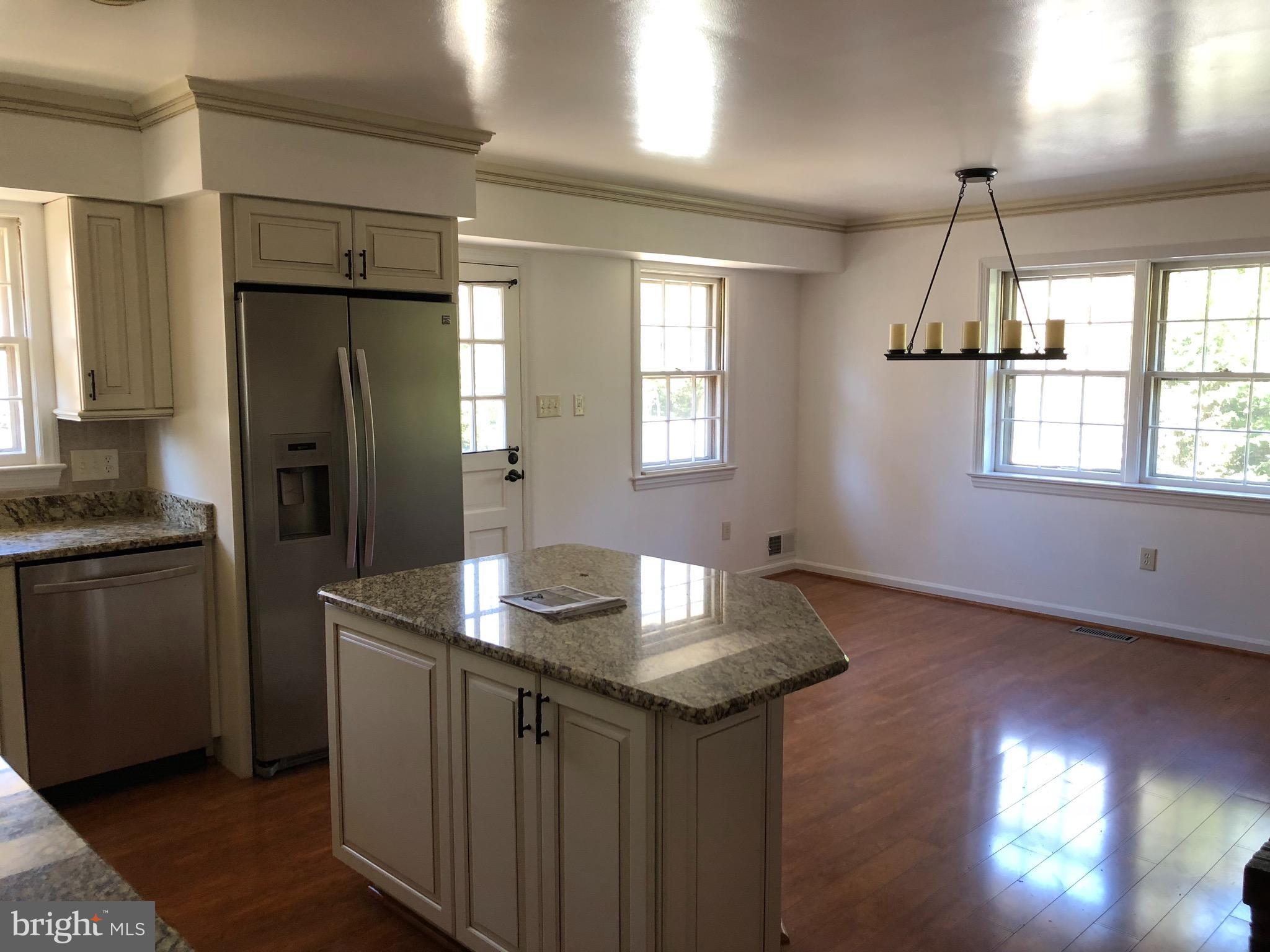 8504 Fort Hunt Road Alexandria, VA 22308 - Photo 3 of 28 Kitchen