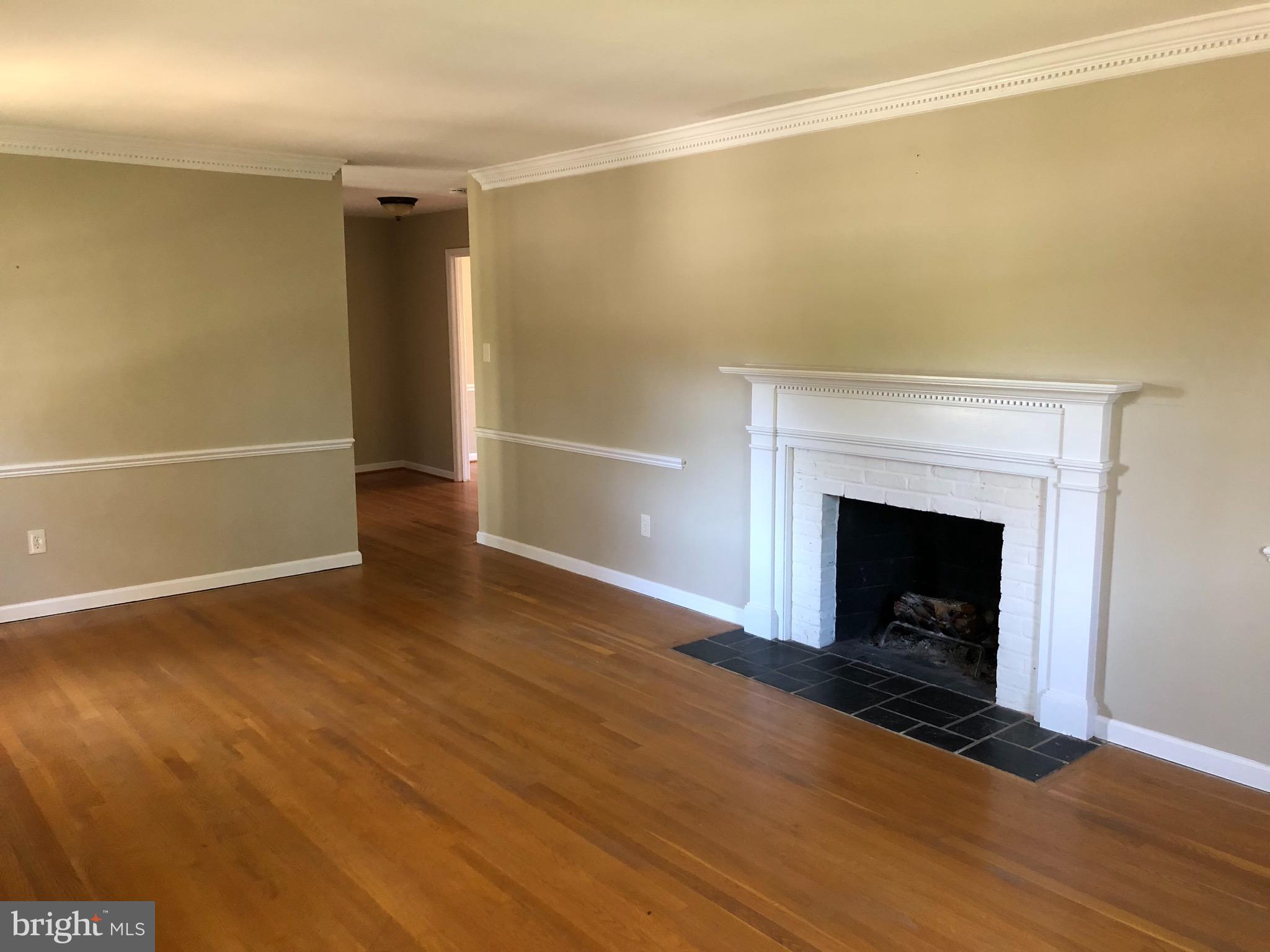 8504 Fort Hunt Road Alexandria, VA 22308 - Photo 7 of 28 Living Room