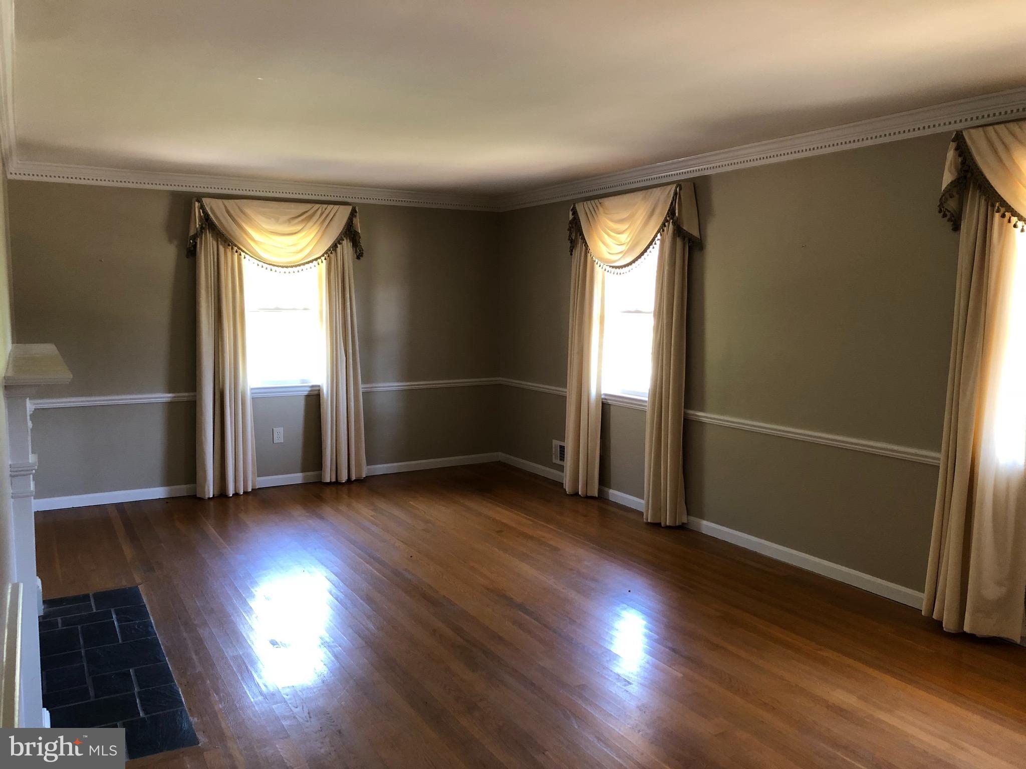 8504 Fort Hunt Road Alexandria, VA 22308 - Photo 8 of 28 Living Room