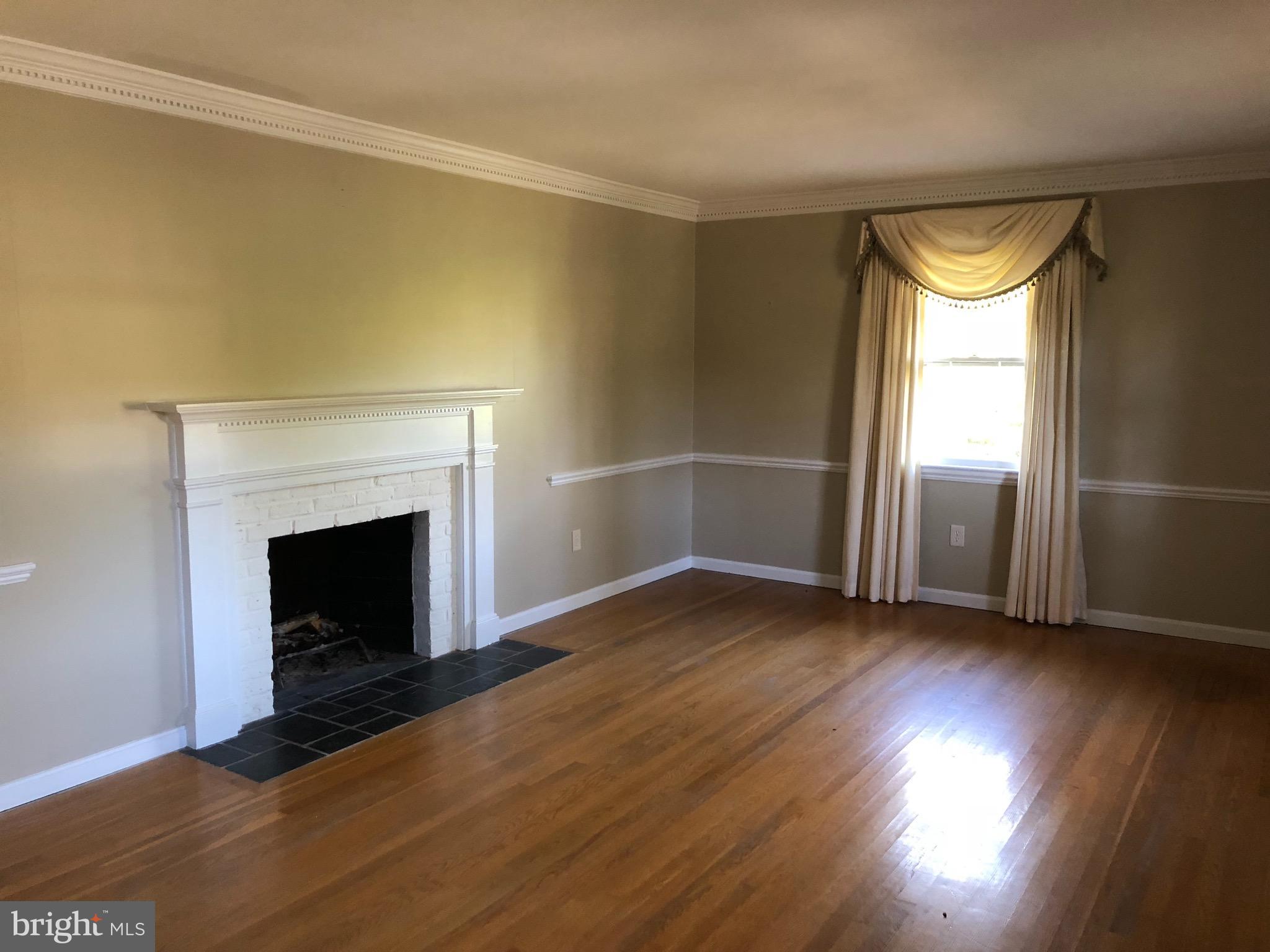 8504 Fort Hunt Road Alexandria, VA 22308 - Photo 9 of 28 Living Room