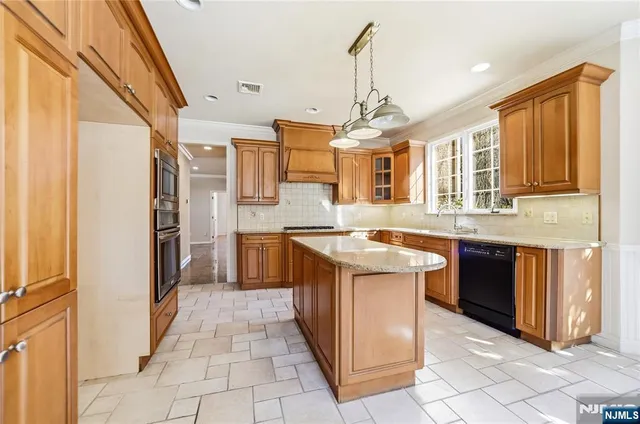 $2,500,000 | 365 Forest Drive, Englewood Cliffs, NJ 07632