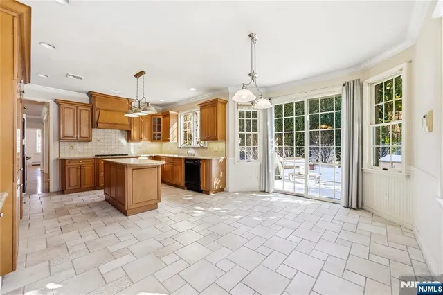 $2,500,000 | 365 Forest Drive, Englewood Cliffs, NJ 07632