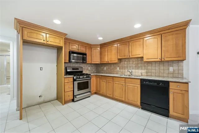 $2,500,000 | 365 Forest Drive, Englewood Cliffs, NJ 07632