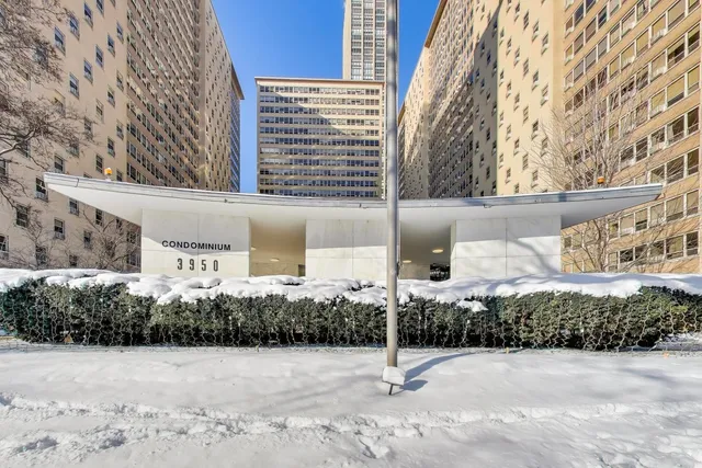 $275,000 | 3950 North Lake Shore Drive, Unit 1130, Chicago, IL 60613