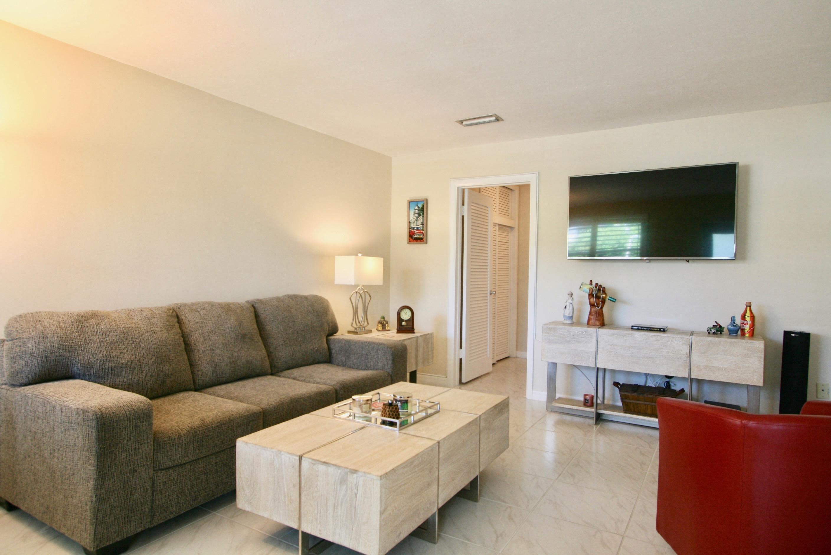 930 Osceola Drive, Unit 11 Boca Raton, FL 33432 - Photo 4 of 27 Living Room