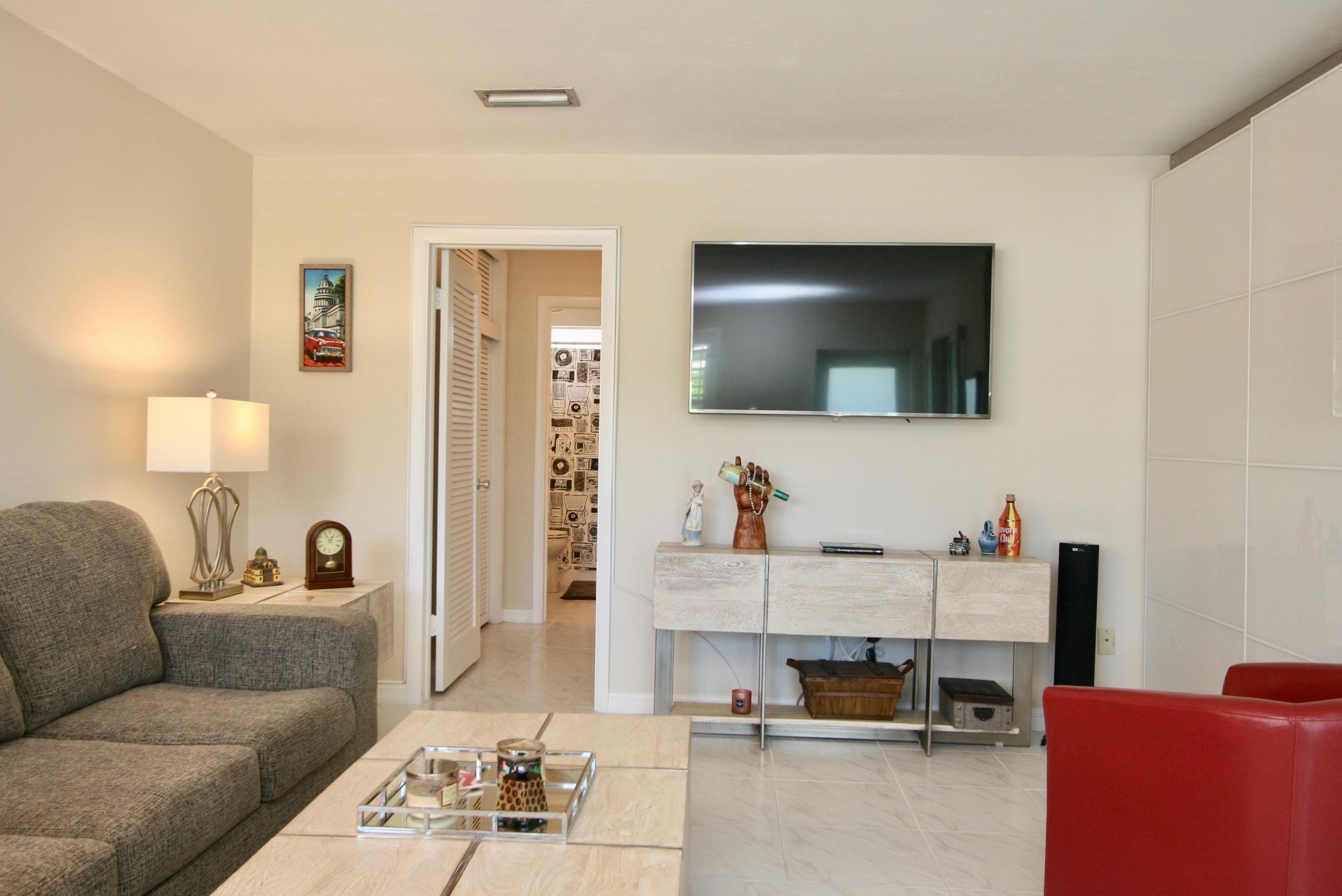 930 Osceola Drive, Unit 11 Boca Raton, FL 33432 - Photo 5 of 27 Living Room