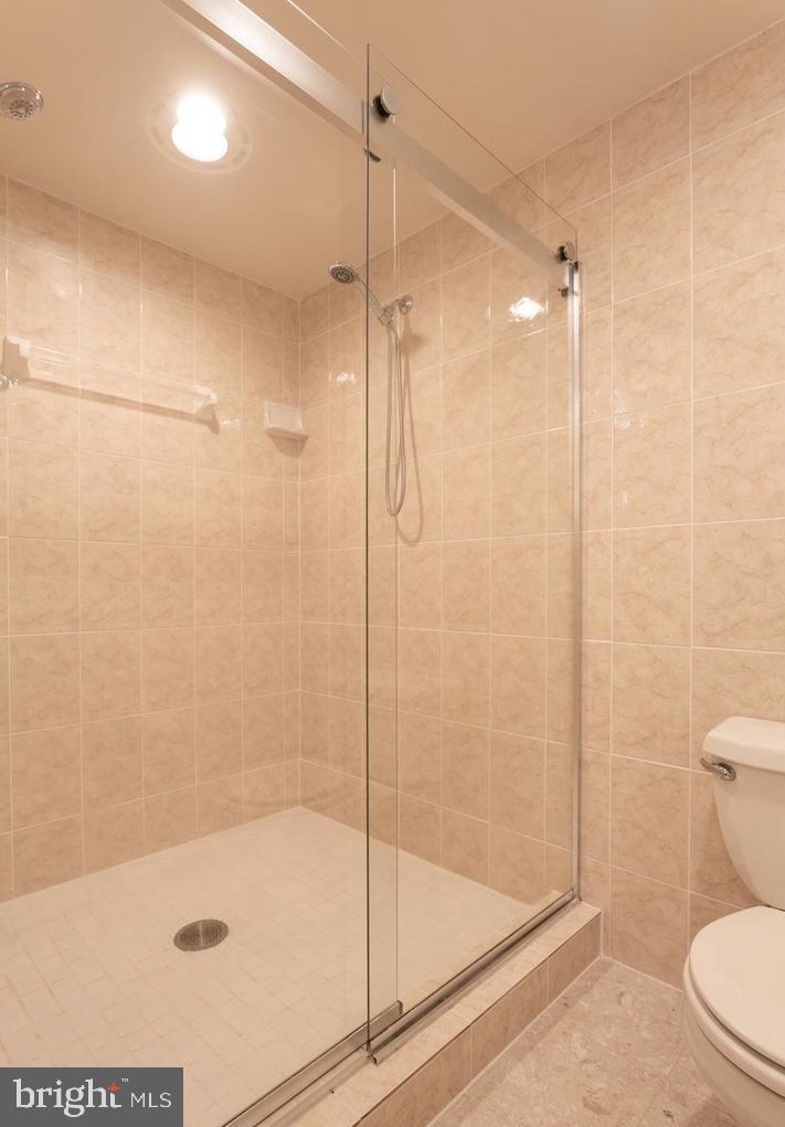 6401 Stallion Road Clifton, VA 20124 - Photo 32 of 67 Walk-In Master Bathroom Seamless Shower