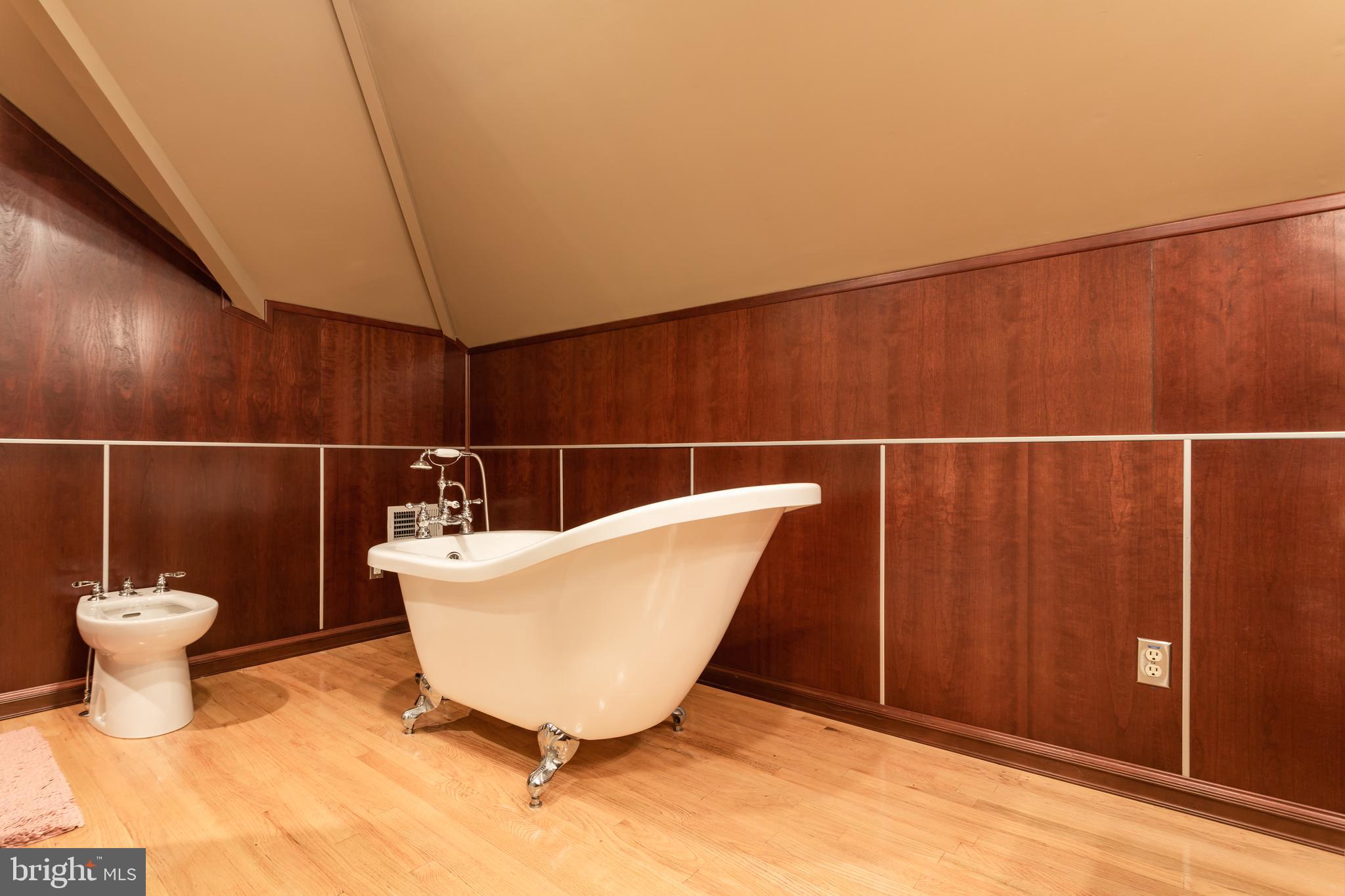 6401 Stallion Road Clifton, VA 20124 - Photo 38 of 67 Custom Slipper Soaking Tub And Bidet