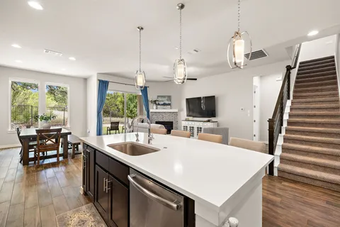 a large kitchen with kitchen island a large island in it
