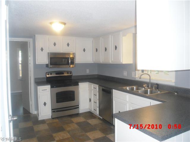 2204 Waynick Street High Point, NC 27265 - Photo 6 of 16 Kitchen.