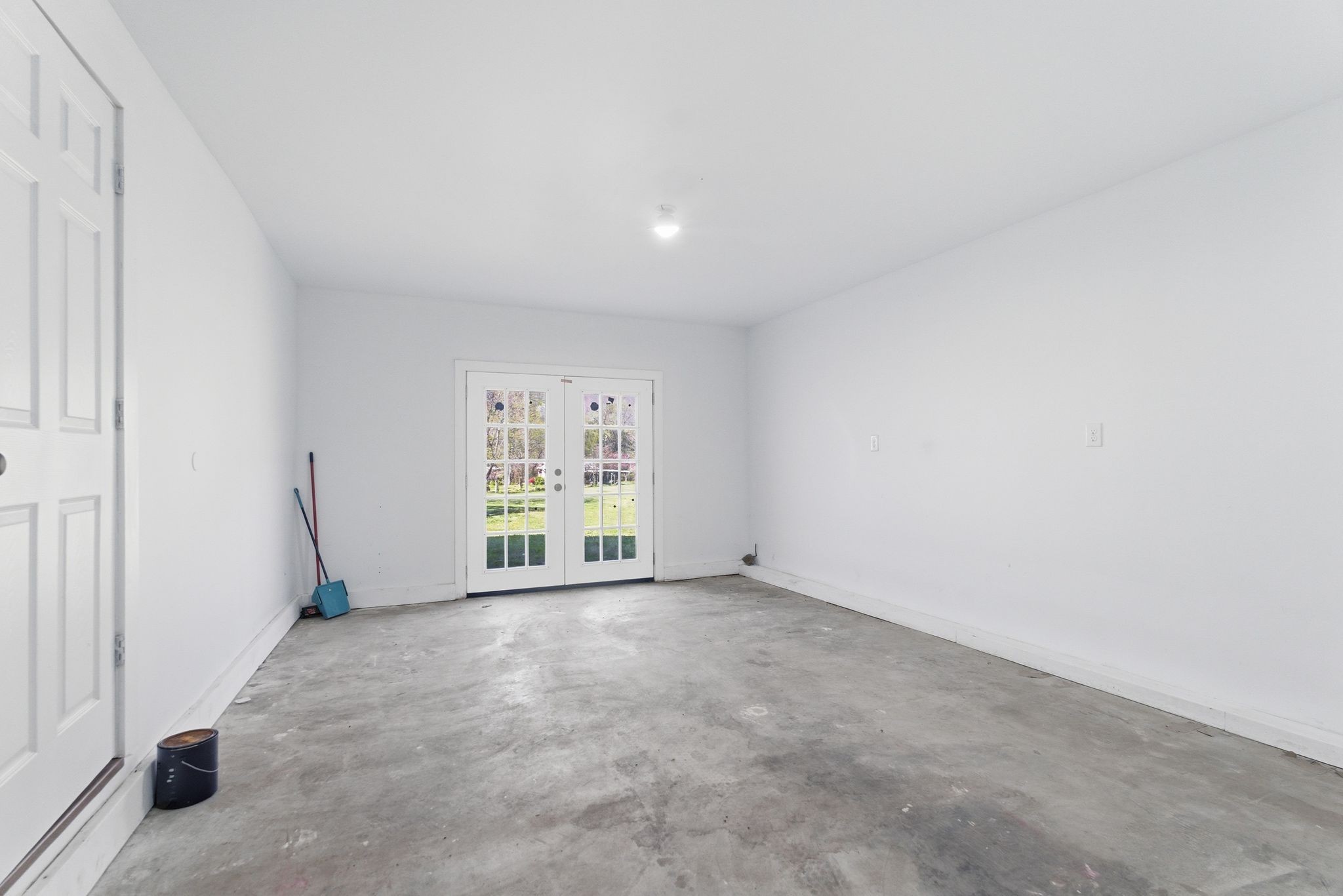 2635 McBrides Branch Road Beechgrove, TN 37018 - Photo 35 of 48 an empty room with windows