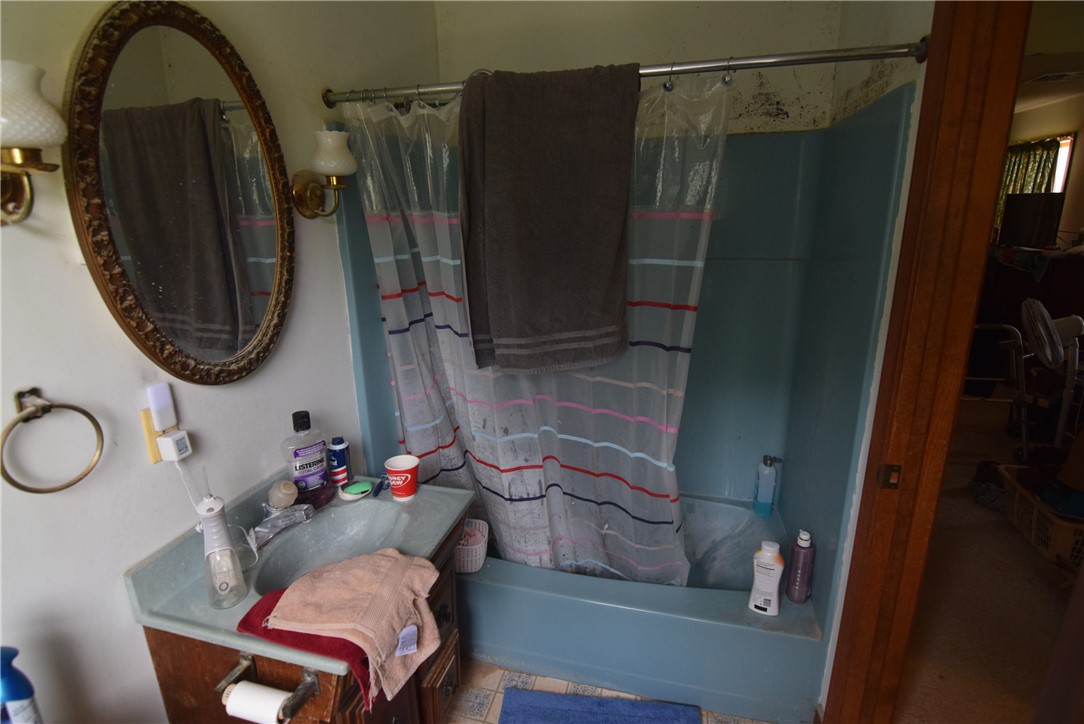 8 Pequot Avenue Westerly, RI 02891 - Photo 13 of 33 Primary suite bathroom