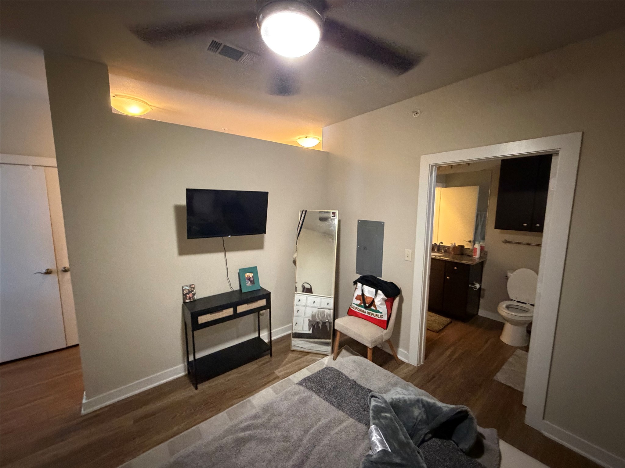 1900 Barton Springs Road, Unit 3003 Austin, TX 78704 - Photo 7 of 19 Well-lit sleeping quarters offering direct entry to a private bath.