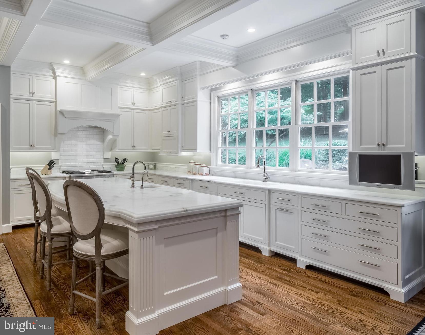 large island with prep sink