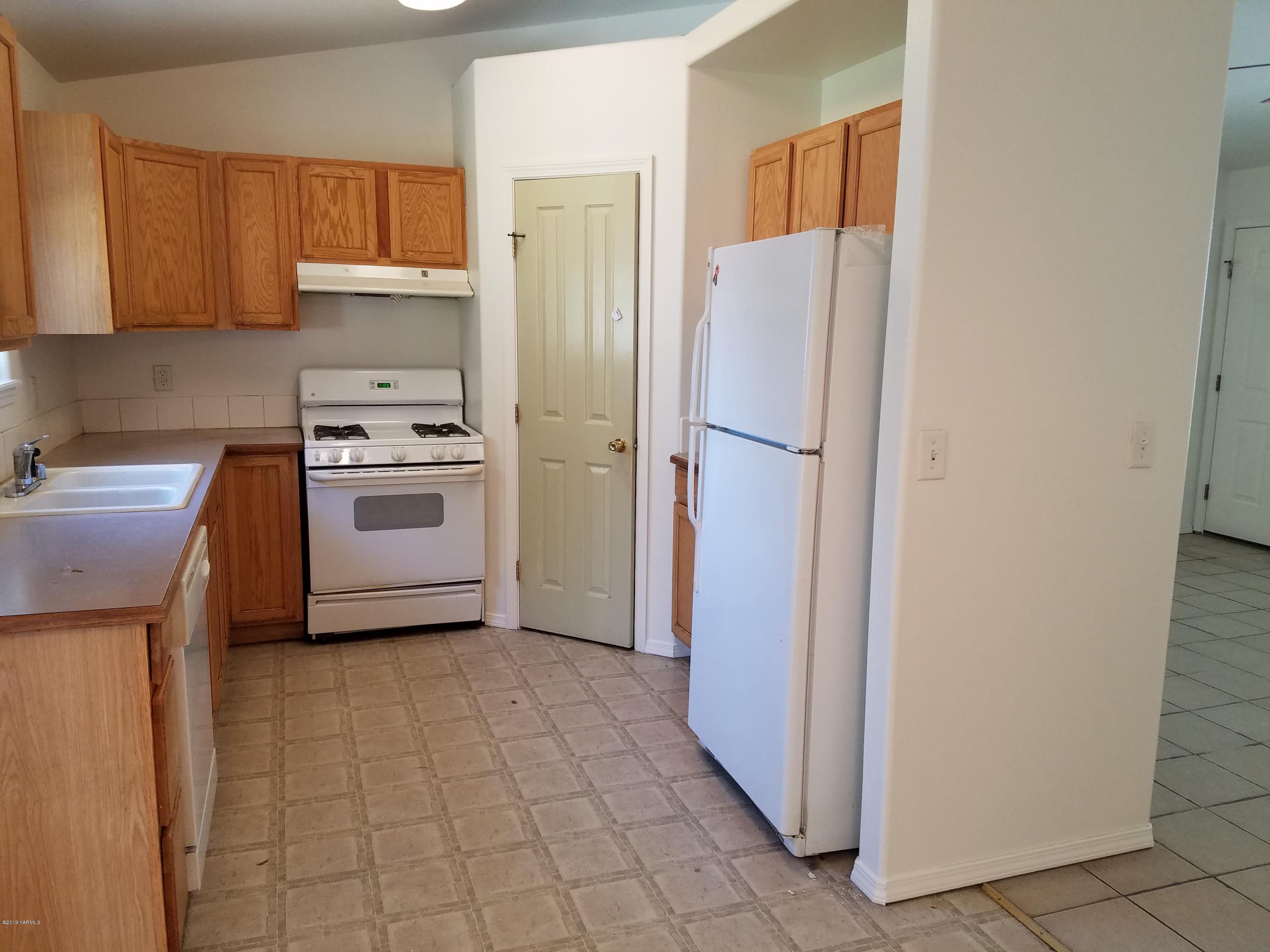 707 Highland Road Grandview, WA 98930 - Photo 5 of 14 65047260_442262413020490_681035190693055