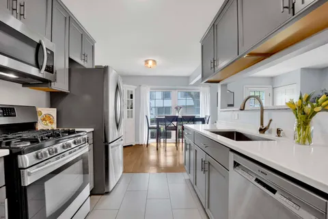 $278,000 | 1678 Trowbridge Court, Unit B, Wheaton, IL 60189