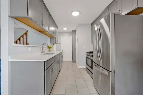 $278,000 | 1678 Trowbridge Court, Unit B, Wheaton, IL 60189