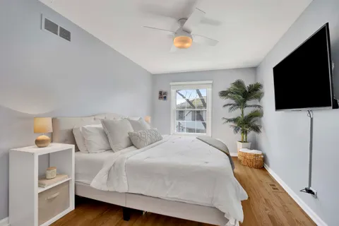 $278,000 | 1678 Trowbridge Court, Unit B, Wheaton, IL 60189