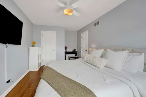 $278,000 | 1678 Trowbridge Court, Unit B, Wheaton, IL 60189