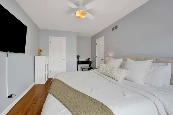$278,000 | 1678 Trowbridge Court, Unit B, Wheaton, IL 60189