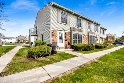 $278,000 | 1678 Trowbridge Court, Unit B, Wheaton, IL 60189