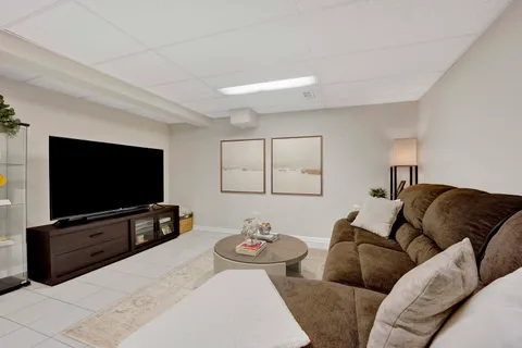 $278,000 | 1678 Trowbridge Court, Unit B, Wheaton, IL 60189