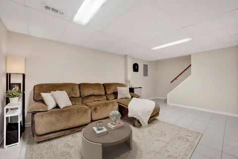 $278,000 | 1678 Trowbridge Court, Unit B, Wheaton, IL 60189