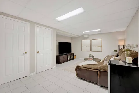 $278,000 | 1678 Trowbridge Court, Unit B, Wheaton, IL 60189