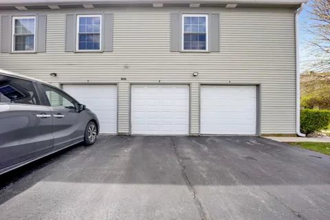 $278,000 | 1678 Trowbridge Court, Unit B, Wheaton, IL 60189