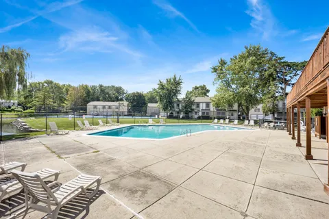 $278,000 | 1678 Trowbridge Court, Unit B, Wheaton, IL 60189