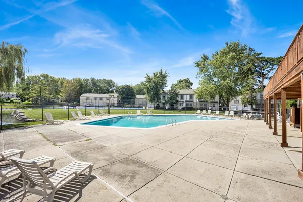 $278,000 | 1678 Trowbridge Court, Unit B, Wheaton, IL 60189