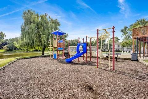 $278,000 | 1678 Trowbridge Court, Unit B, Wheaton, IL 60189