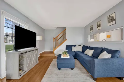 $278,000 | 1678 Trowbridge Court, Unit B, Wheaton, IL 60189