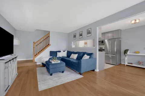 $278,000 | 1678 Trowbridge Court, Unit B, Wheaton, IL 60189