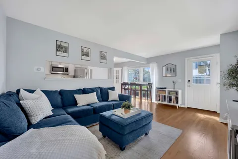 $278,000 | 1678 Trowbridge Court, Unit B, Wheaton, IL 60189