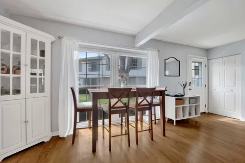 $278,000 | 1678 Trowbridge Court, Unit B, Wheaton, IL 60189