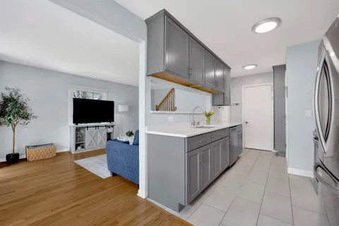 $278,000 | 1678 Trowbridge Court, Unit B, Wheaton, IL 60189