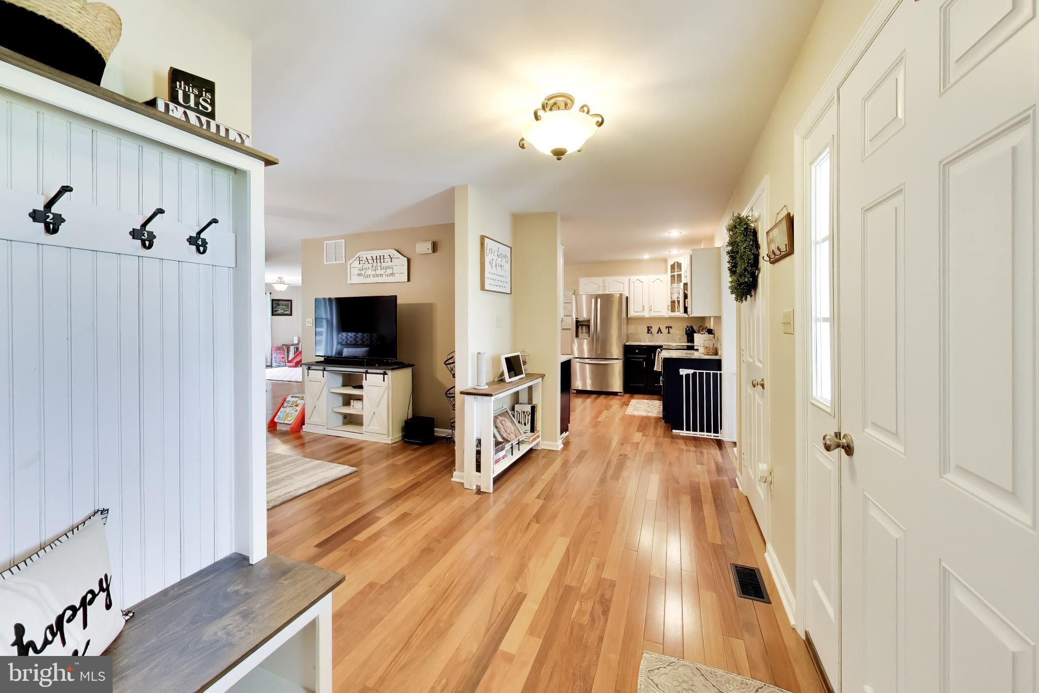 12205 Warner Road Keymar, MD 21757 - Photo 9 of 66 Inviting entryway with warm tones.