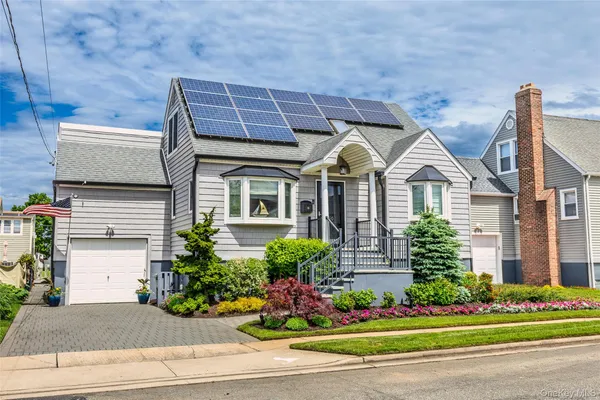 $799,999 | 650 South 9th Street, Lindenhurst, NY 11757