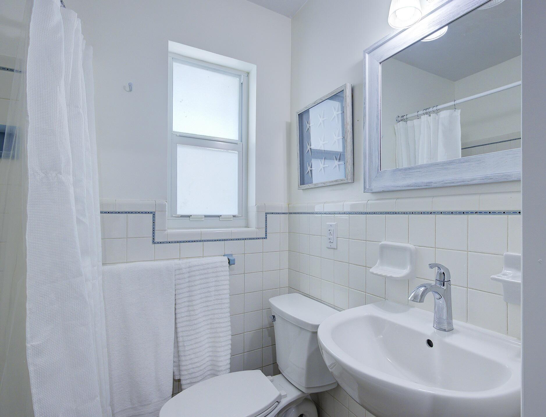 1950 Northeast 30th Street Lighthouse Point, FL 33064 - Photo 14 of 25 1950 king bathroom