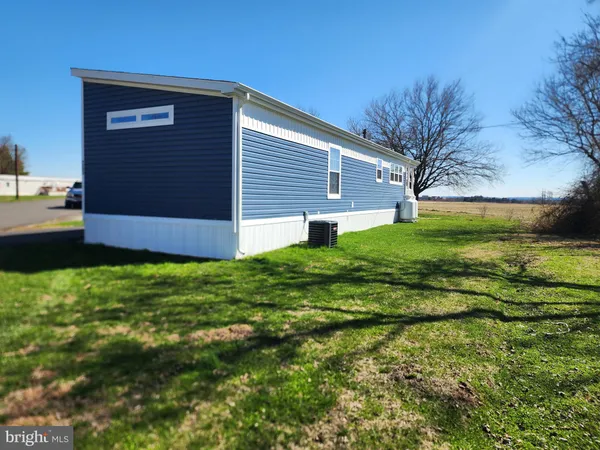 a view of back yard of the house