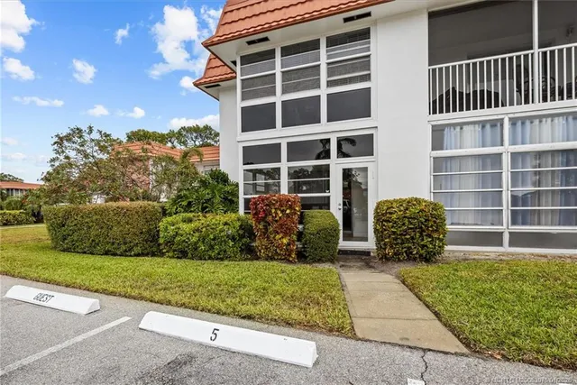 $105,888 | 2600 Southeast Ocean Boulevard, Unit E5, Stuart, FL 34996