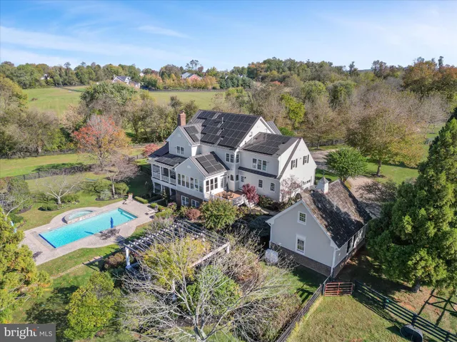 a view of a water fountain in front of a building