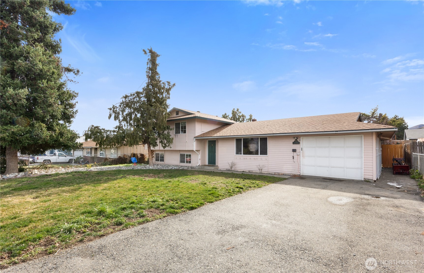 723 Lynn Street Wenatchee, WA 98801 - Photo 2 of 37