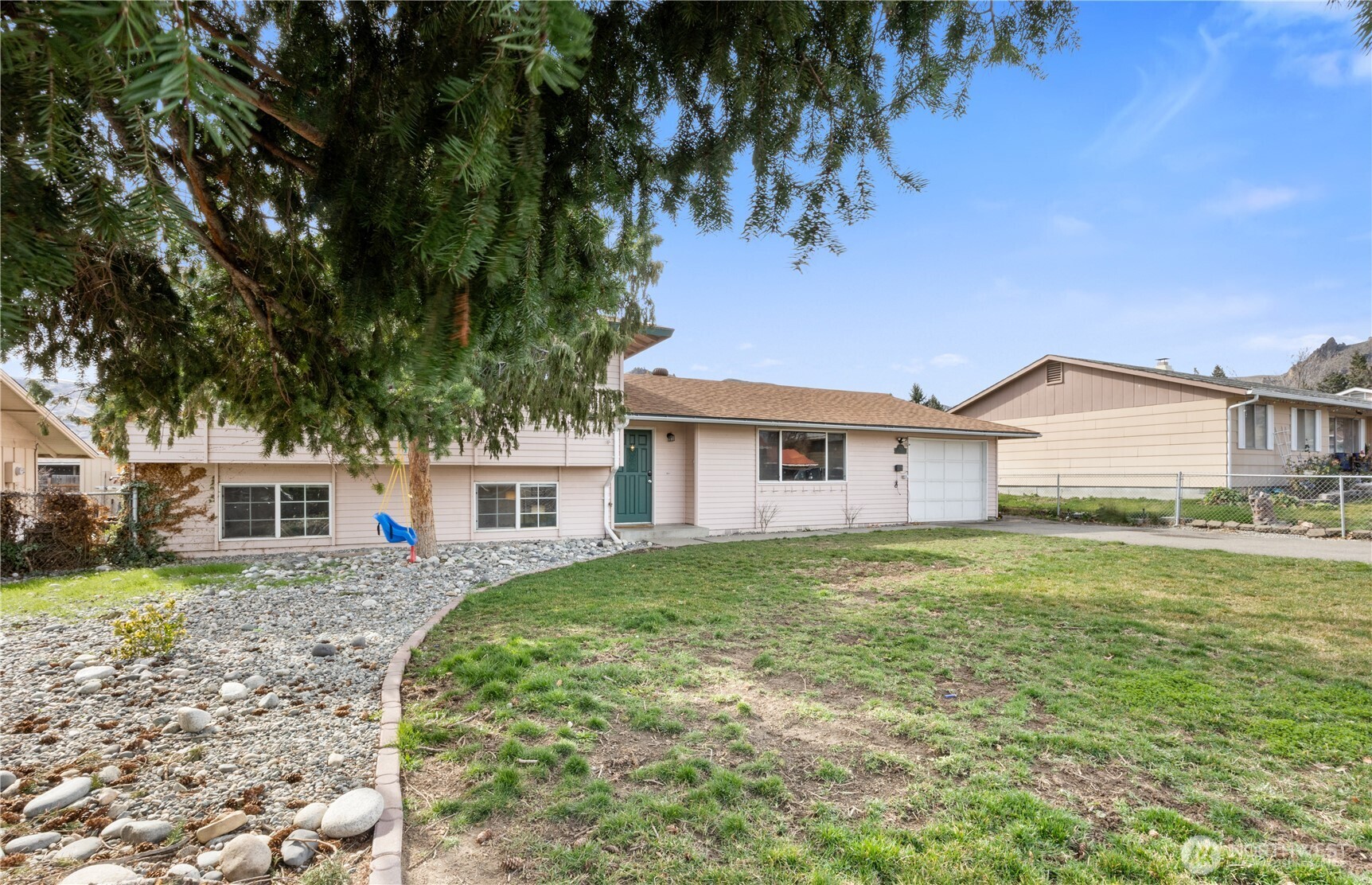 723 Lynn Street Wenatchee, WA 98801 - Photo 3 of 37