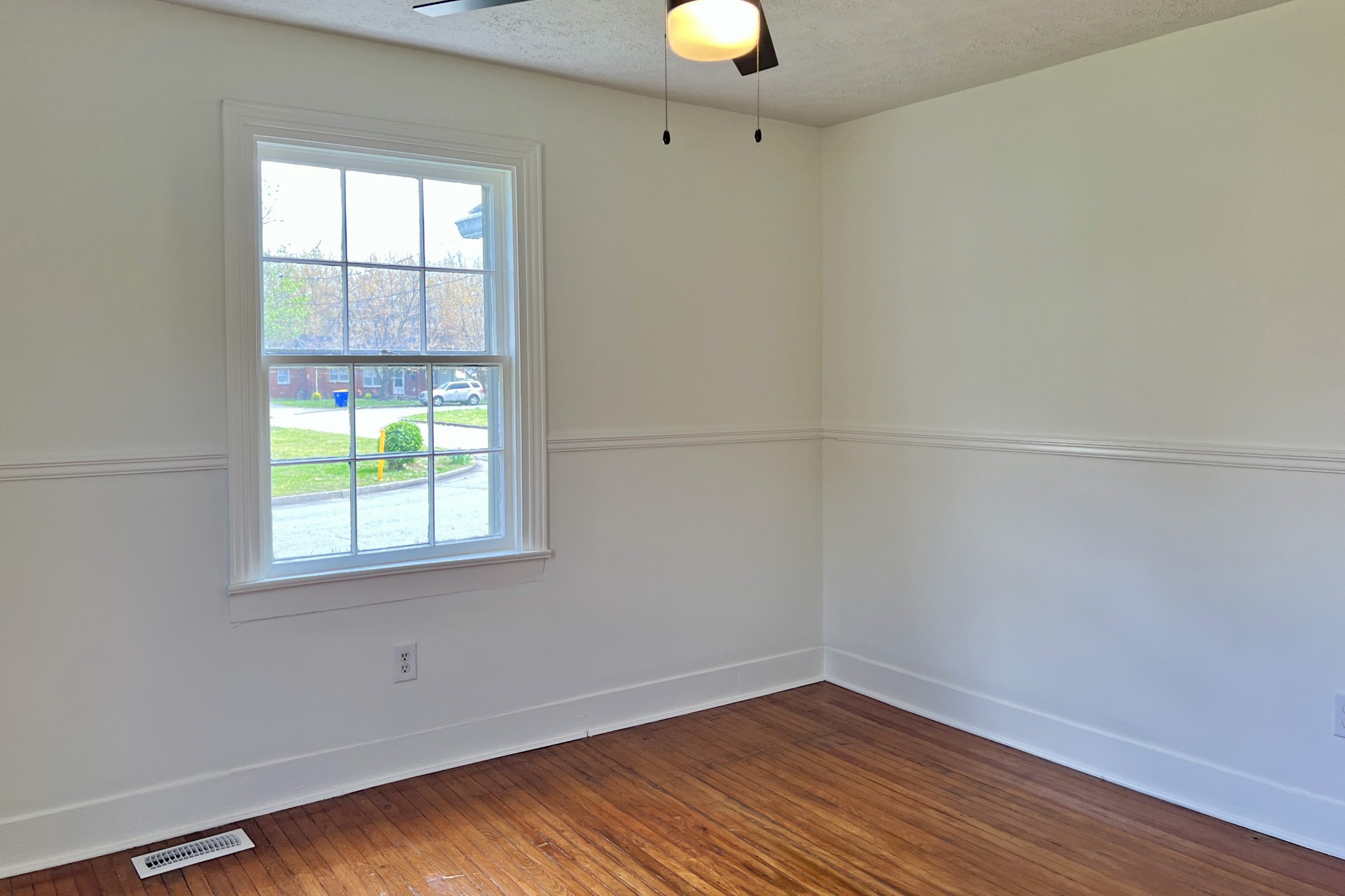 401 North High Street Franklin, KY 42134 - Photo 18 of 28 an empty room with a window
