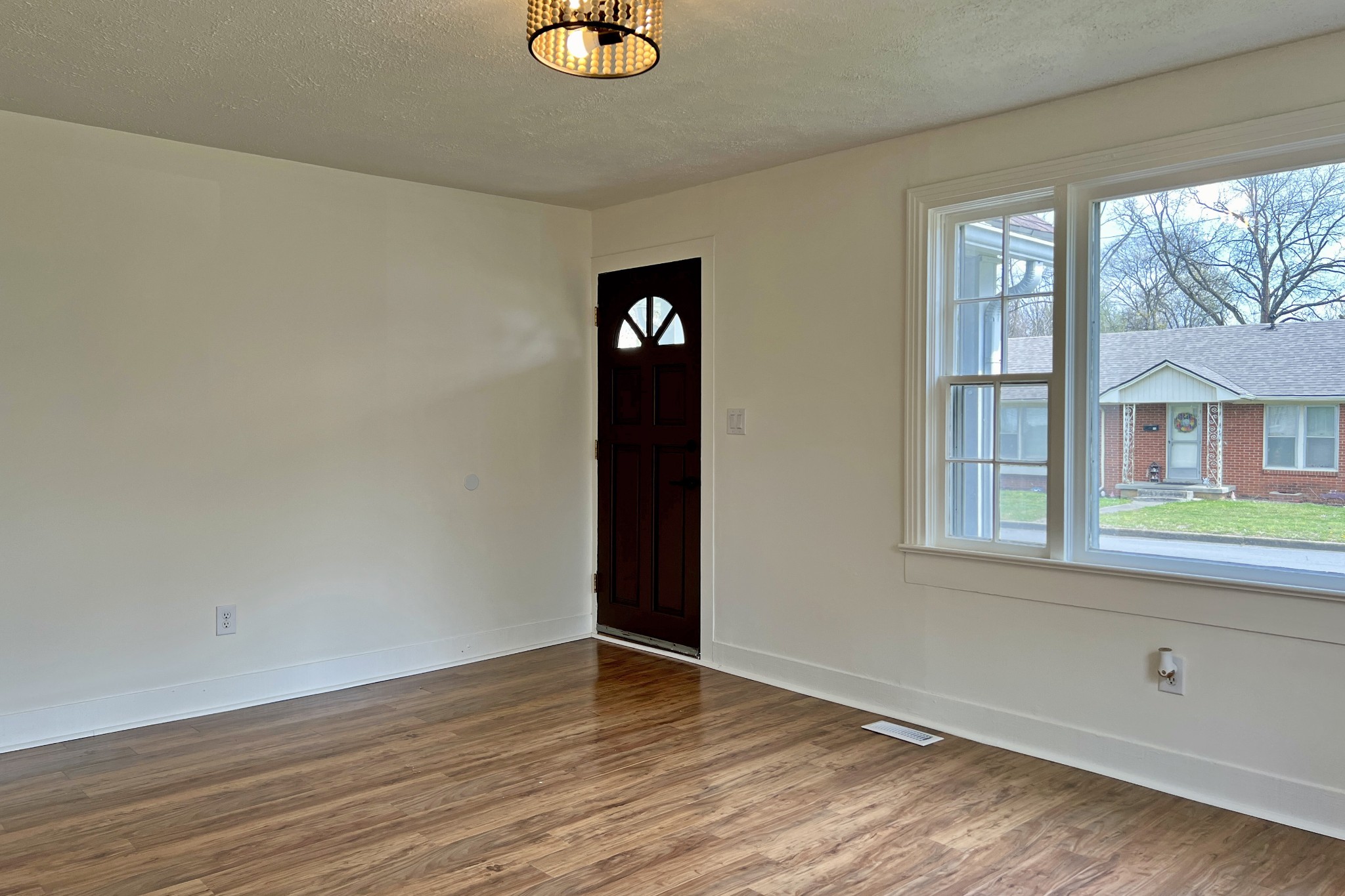 401 North High Street Franklin, KY 42134 - Photo 2 of 28 a view of an empty room with wooden floor and windows